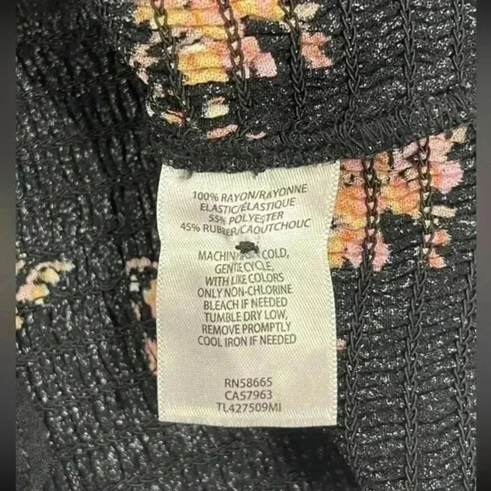 LEITH Black Floral Crop Long Sleeve top‎ - Picture 4 of 5